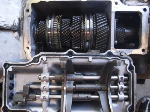 1992 Ford Bronco - Cleaned and cracked open the case, gears look good.