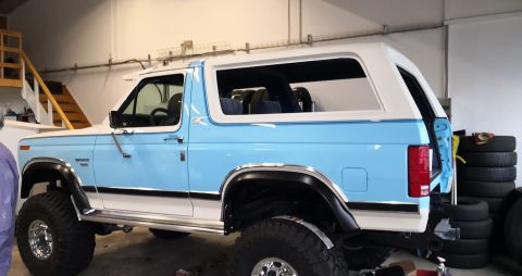 1996 Ford Bronco - This lifted Ford Bronco features a two-tone paint scheme and a removable hardtop.