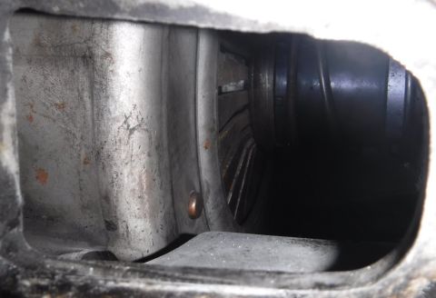 1992 Ford Bronco - Similar view of the throwout bearing and pressure plate in their relaxed state.