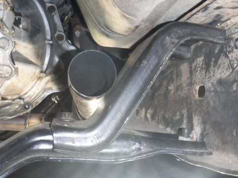 1992 Ford Bronco - Can squeeze the right upper perch in, but it's too tight against the exhaust pipe to push it in enough to get the top bolts in.