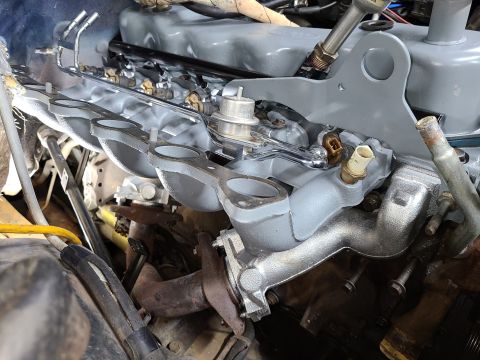 1995 Ford F-150 - All the parts that were off (including new ones) were cleaned & painted before installation. The fuel rail was polished with steel wool & t…