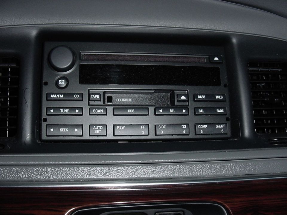 CD-Tape-AM/FM stereo radio in the 2003 LSE