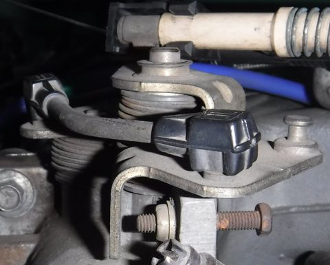 1992 Ford Bronco - Needs a bit of adjustment still to find slack in the system, but the gap between throttle stop screw and pivot assembly shows how much trav…