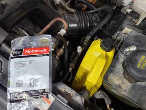 1996 Ford Bronco - The A/C leak seems to have been from the high-side fitting. The (abandoned) alarm speaker was removed so a water bottle can be stored near…