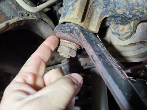 1996 Ford Bronco - The pitman arm nut was found to be loose, so it was tightened to a few hundred ft-lbs.