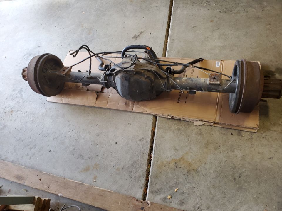 Rear axle assembly with drum brakes and brake lines