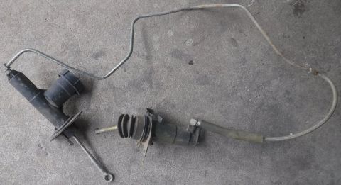 1992 Ford Bronco - Weird master-slave cylinder found on a 1993 F150 (M5OD-R2).