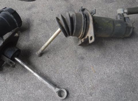 1992 Ford Bronco - Weird master-slave cylinder found on a 1993 F150 (M5OD-R2).