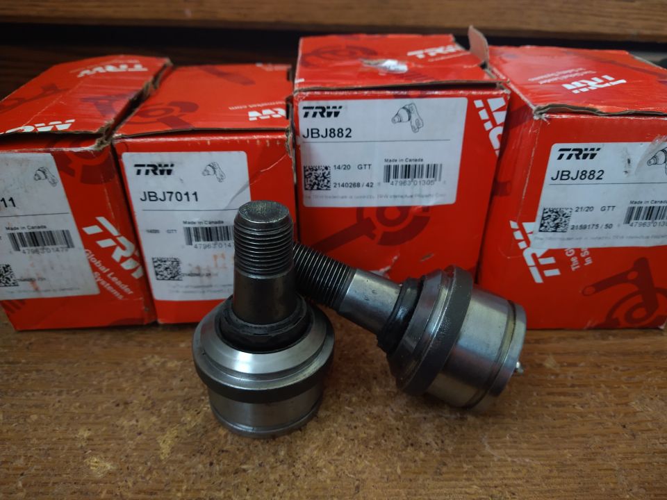TRW JBJ7011 and JBJ882 ball joints with boxes