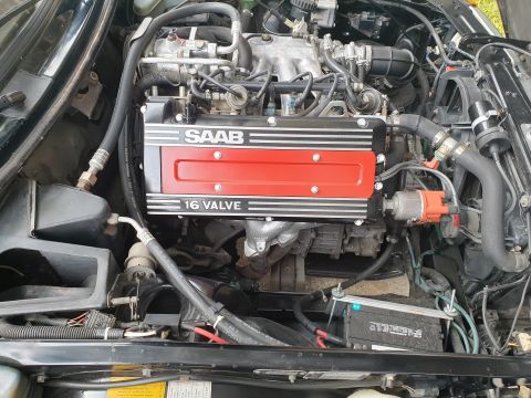 1991 Saab 900 - The engine bay of a 1991 Saab 900 features a 16-valve engine with a distinctive red cover.