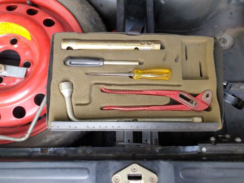 1991 Saab 900 - Spare tire and car tool kit contents are visible in the trunk area.