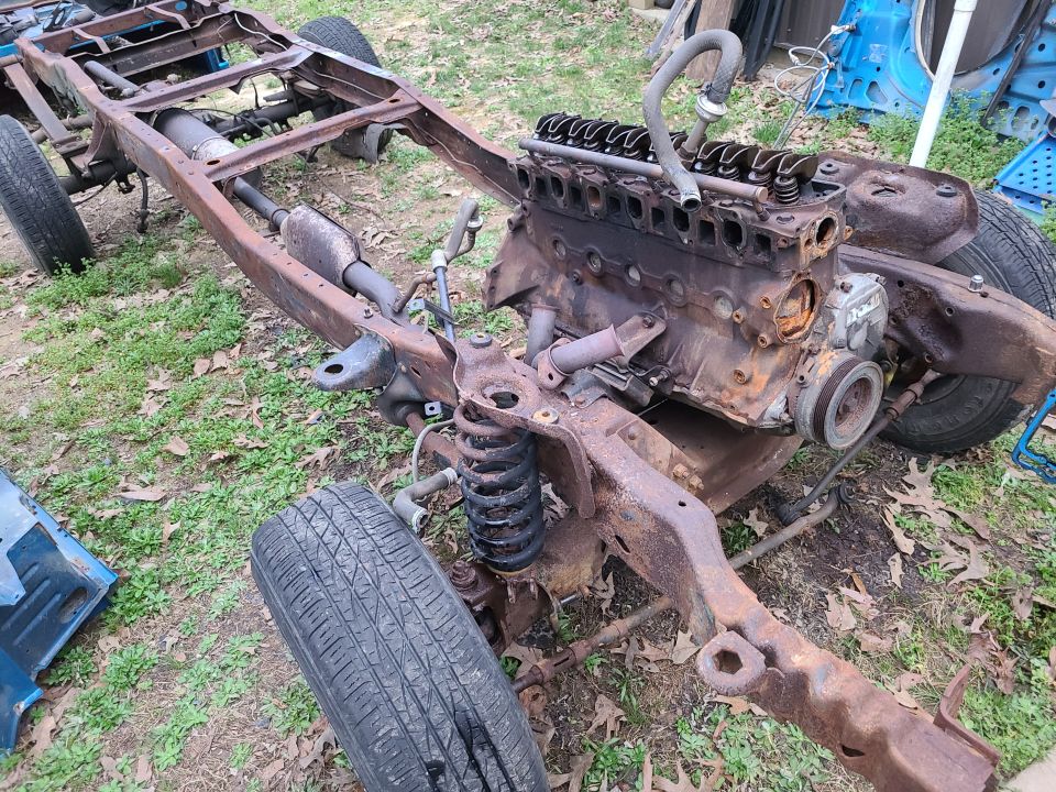 1995 Ford F-150 chassis with engine, front view