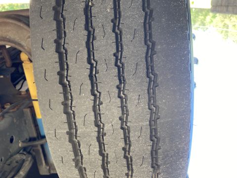 2015 Ford F-550 - Front right tire, from the front