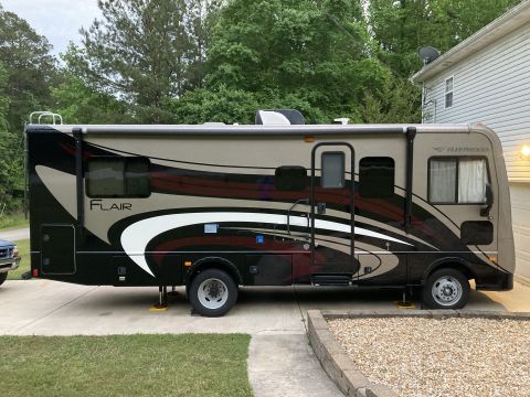 2015 Ford F-550 - This motorhome features a side view with 'Flair' and 'Fleetwood' branding visible.