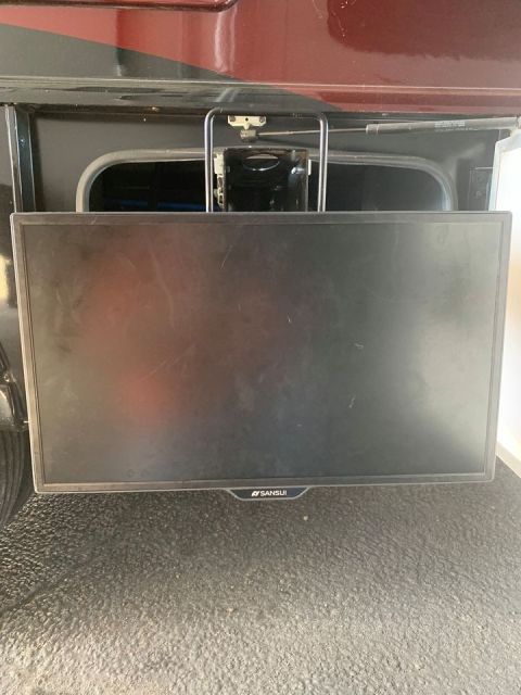 2015 Ford F-550 - An exterior television is mounted on the side of a recreational vehicle, with the Sansui brand logo visible on the screen's bezel.
