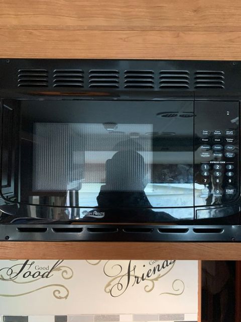 2015 Ford F-550 - A built-in microwave oven is shown above a decorative backsplash.