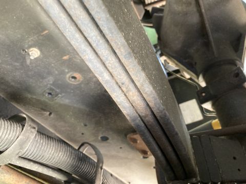 2015 Ford F-550 - Close-up of truck underbody components, including leaf springs and axle housing. Supermotors.net logo is present.