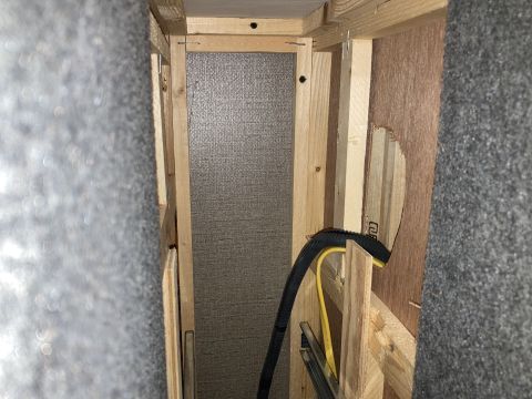 2015 Ford F-550 - This image shows the interior of a vehicle, focusing on the wooden framing and black tubing, with a Supermotors watermark at the bottom rig…