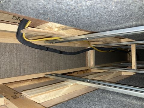 2015 Ford F-550 - Wiring and structural elements are visible beneath a cabinet, with a Supermotors.net watermark in the corner.