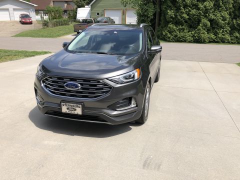 2019 Ford Everest - Front 3/4 view of a dark gray Ford Edge, its distinctive grille and a dealership license plate.