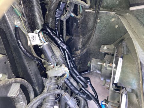 2015 Ford F-550 - Close-up view of a vehicle's wiring harness and a light assembly, a QR code on a label.