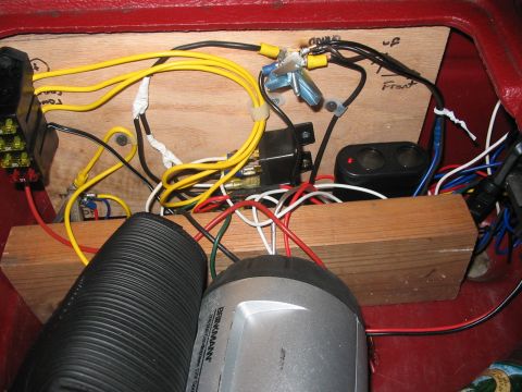1989 Ford Bronco - inside the center console, fuses to the left, relays in the middle, and a ciggie expander on the bottom right.