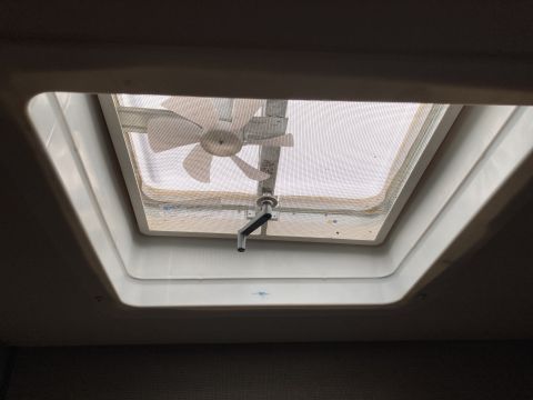 2015 Ford F-550 - A vent fan with a crank handle is visible inside the vehicle's ceiling.