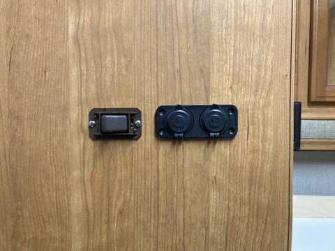 2015 Ford F-550 - A close-up view of an interior panel shows a light switch and dual USB power outlets.