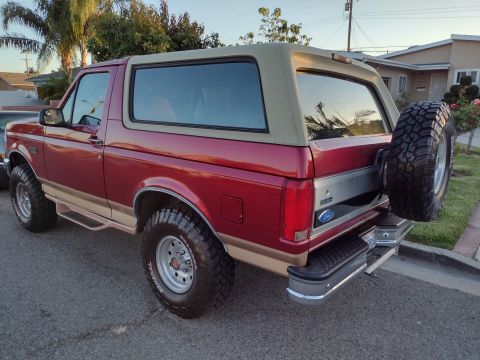 1994 Ford Bronco - This 1992 Ford Bronco features a two-tone paint scheme and a rear-mounted spare tire.