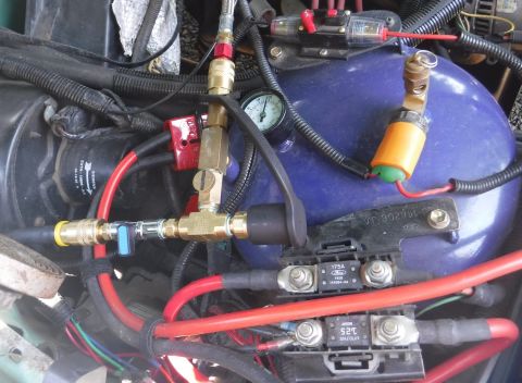 1992 Ford Bronco - Reconfigured the air tank with a tee to a rear bumper hard line and shut-off valve, so that long hose isn't triggering the pressure switch…