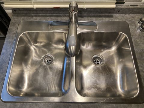 2015 Ford F-550 - A stainless steel double sink with a modern chrome faucet is shown, with the SuperMotors logo visible in the corner.