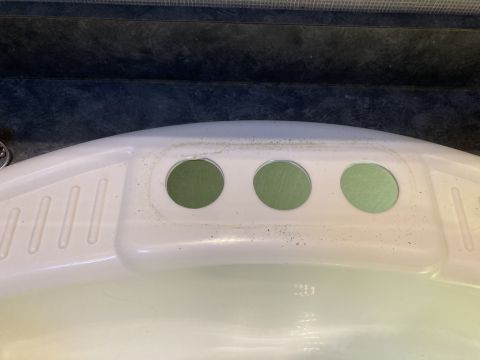 2015 Ford F-550 - A white sink with three holes for a faucet is shown, with a Supermotors.net logo in the lower right corner.