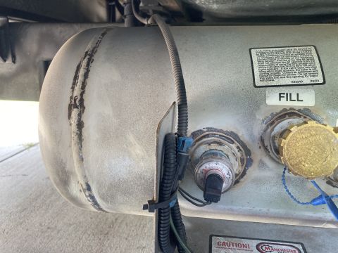 2015 Ford F-550 - A propane tank with a fill valve and cap is visible, along with a label indicating "FILL" and a Supermotors.net logo.