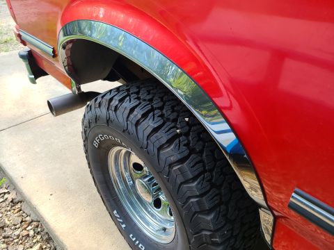 1995 Ford Bronco - The aftermarket wheel arch mouldings, wheels, & body mouldings appear to have been installed properly. The tailpipe tip & bumpers have been…