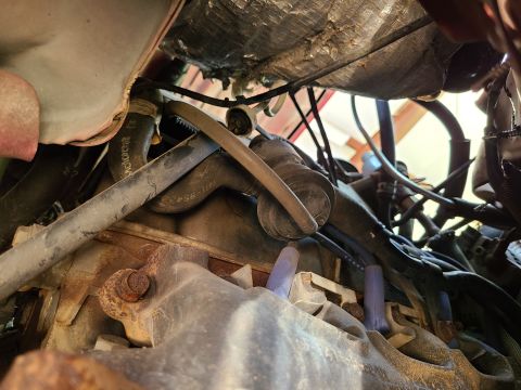 1995 Ford Bronco - The aftermarket plugs & wires look fairly new & clean. The cap & rotor are also new aftermarket, but they don't have the dielectric grease…