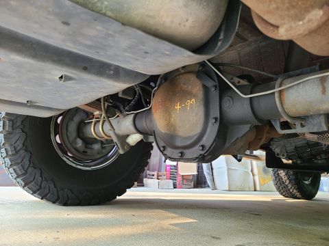 1995 Ford Bronco - Rear axle (Ford 8.8") has paint marks as found on many junkyard parts, but possibly indicating a date of service. [url=https://www.sup…