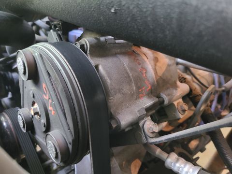 1995 Ford Bronco - A/C compressor (Ford FX10) has paint marks as found on many junkyard parts, but possibly indicating a date of service. [url=https://www.sup…