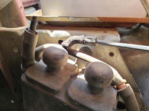 1995 Ford Bronco - The vapor hose from the canister to the CANP solenoid is degrading (as usual) and has split enough to fall off the canister nipple. [url=ht…