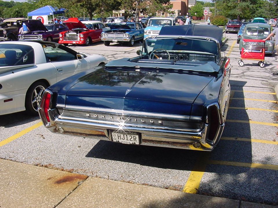 Nice Pontiac Bonneville.  This car looks familiar..