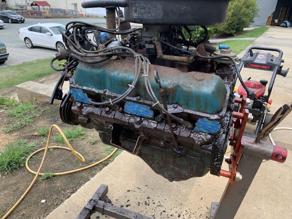 Engine on stand, teal valve covers, black oil pan
