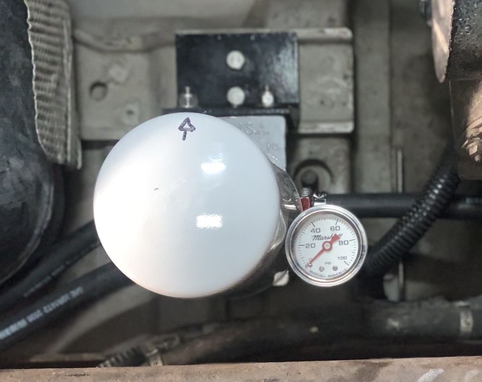 Installation with fuel filter