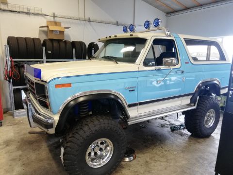 1996 Ford Bronco - This lifted Ford Bronco features a two-tone blue and white paint scheme and auxiliary lights on the roof.