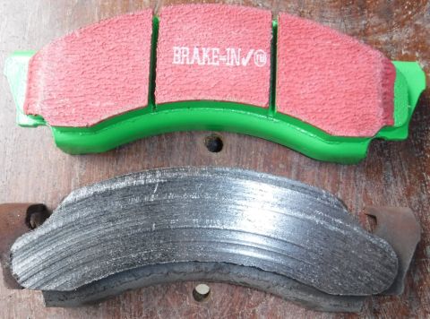 1992 Ford Bronco - Corresponding scoring of the brake pad. No point putting on new pads when the scarred rotor will make them look the same as that, so now I'…