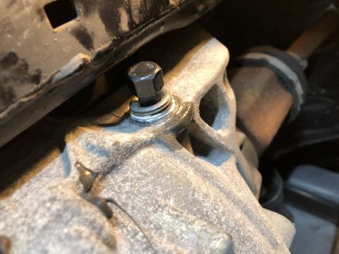 2019 Ford Everest - Close-up of a transmission drain plug, with a watermark for Supermotors.net visible.