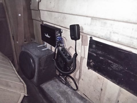 1990 Ford F-250 - i added a 4-channel 100w each amplifier behind the passenger seat. i like my music loud and it helps with the distortion using the headunit…