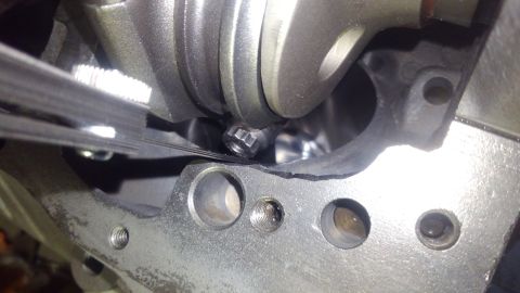 1996 Ford Bronco - checking clearance of the rod bolt heads
