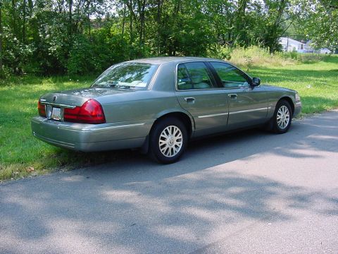 2003 Mercury Grand Marquis - Since this is an early '03 LSE, it retains the black "B" pillars. Standard Air suspension on the LSE.