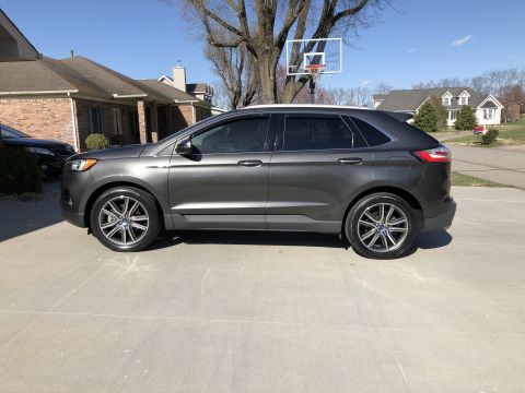 2019 Ford Everest - This 2019 Ford Edge is shown from the side, polished wheels and a dark gray exterior.