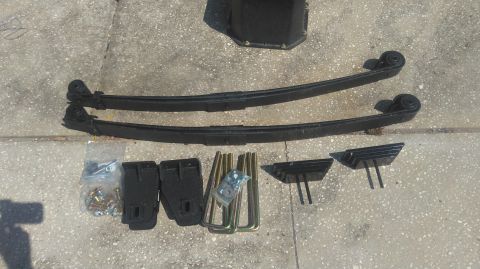 1990 Ford F-250 - the 'F350 solid axle front' leaf springs Tuff Country drop bracket kit for 2 inch lifts. WULF brand adjustable leaf spring leveling kit wit…