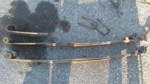 1990 Ford F-250 - the original leaf springs. i drove on that broken leafspring for about a month. a shame i jsut replaced the bushings with new poly bushings…